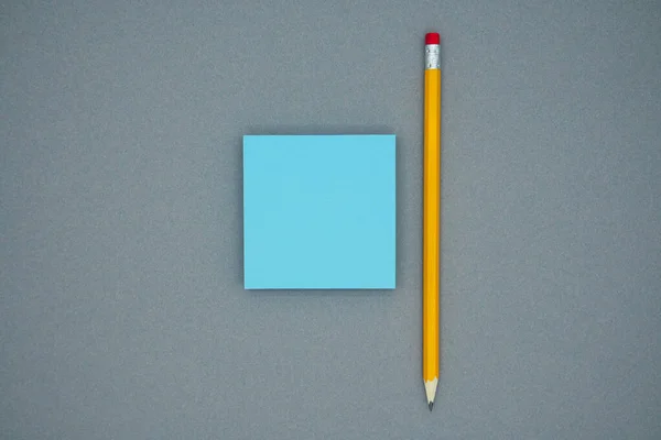 Ein Langer Gelber Bleistift Und Blaue Leere Haftnotizen Auf Grauem — Stockfoto