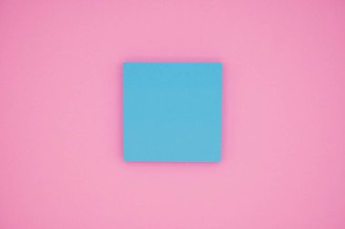 Pembe arka planda yapışkan notalar, düz yatış.