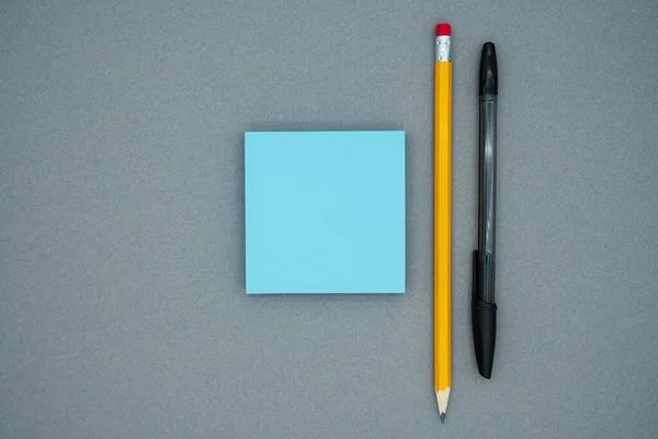 黄色の鉛筆 ペンと粘着性のあるノートモックアップグレーに隔離 — ストック写真