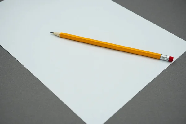 Lápis Sobre Papel Branco Mockup — Fotografia de Stock