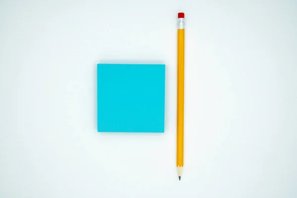 黄色の鉛筆と空白の付箋は 白に隔離された オフィスワーク 文房具のコンセプト — ストック写真