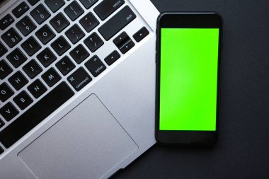 Yeşil Kroma Anahtar Ekranlı akıllı telefon, dizüstü bilgisayarlı şık çalışma alanı.