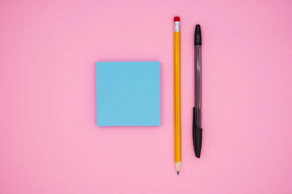 長い黄色の鉛筆 ペンと空白の付箋 ピンクの背景 オフィスツール — ストック写真