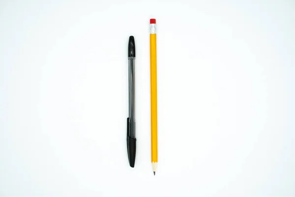 白い背景に隔離された長い黄色の鉛筆と黒いペンは テキストのためのスペースをコピーします 学務用品 — ストック写真