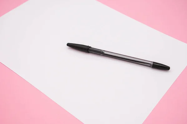 白のA4の紙のモックアップ上のペンを黒 ピンクの背景に テキストのためのコピースペース オフィスツール — ストック写真