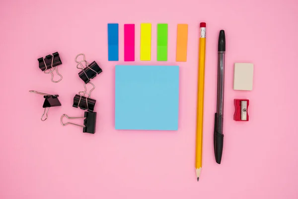 スクレーパー 消しゴム ブックマーク 紙クリップや空白の付箋 ピンクの背景に 学校のオフィス用品 — ストック写真