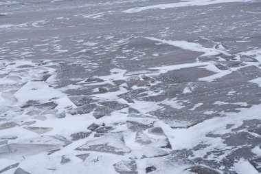 Gölün buzunda çatlaklar var. Buz arkaplan dokusu.