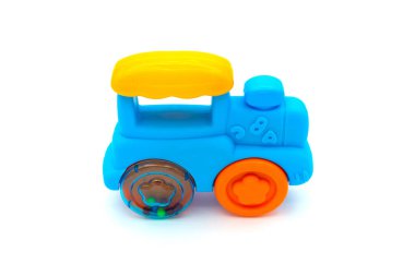 Renkli plastik oyuncak tren izole üzerinde beyaz arka plan.