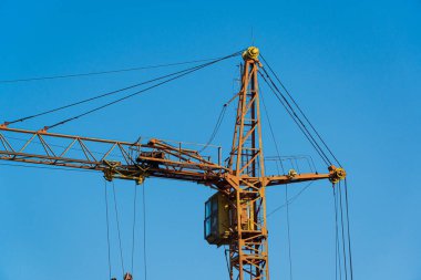 Mavi gökyüzünün arka planında inşaat vinci.