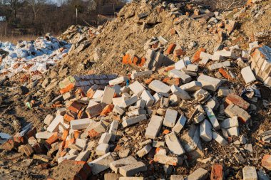 Bir yığın tuğla. İnşaattan sonra kullanılmayan tuğlalar. İnşaattan sonra çöp kaldı. Beton enkaz yığını.