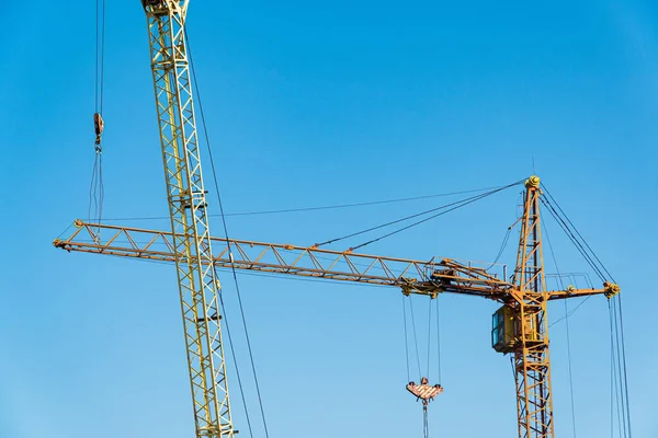 Two Yellows Hoisting Cranes Blue Sky Background Machines Construction Construction — Stock Photo, Image