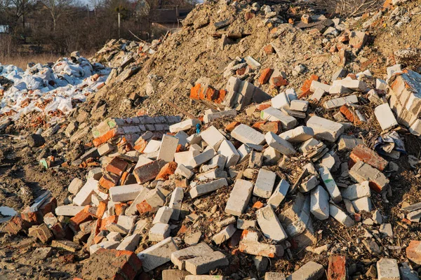 Bir yığın tuğla. İnşaattan sonra kullanılmayan tuğlalar. İnşaattan sonra çöp kaldı. Beton enkaz yığını.