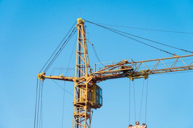 Sarı turna. İnşaat için teknolojik ekipman.