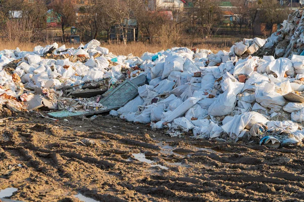 Wysypisko Śmieci Pobliżu Domów Nielegalne Składowanie Odpadów Budowlanych — Zdjęcie stockowe