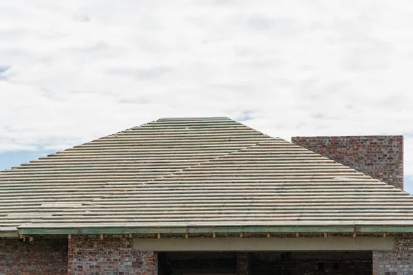 Budowa Nowoczesnego Domu Dach Nie Jest Pokryty Metalowymi Dachówkami Budowa — Zdjęcie stockowe