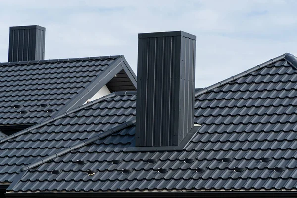 Modernes Metalldach Und Schornstein Auf Dem Dach Des Hauses Schönes — Stockfoto