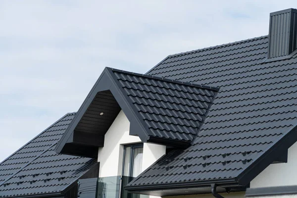 Ett Vackert Modernt Hus Täckt Med Svarta Metallplattor Takläggning Metallprofil — Stockfoto