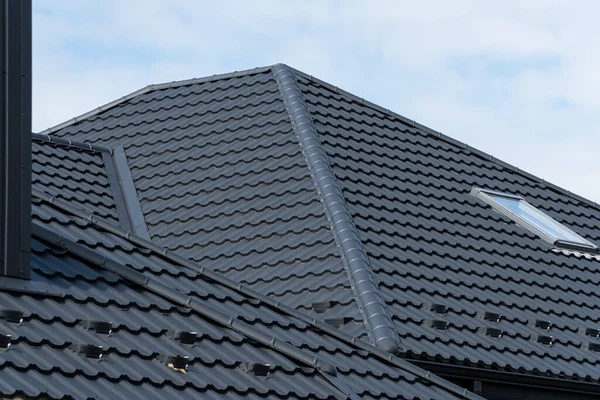 Dom Okienkiem Dachowym Tworzywa Sztucznego Czarnym Dachem Falistego Żelaza Nowoczesny — Zdjęcie stockowe