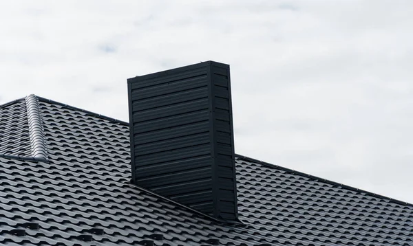 Detalj Hus Tak Struktur Täckt Med Svart Plåt Plattor Modern — Stockfoto
