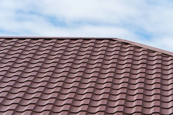 Czerwona Metalowa Dachówka Dachu Domu Nowoczesne Rodzaje Pokryć Dachowych — Zdjęcie stockowe
