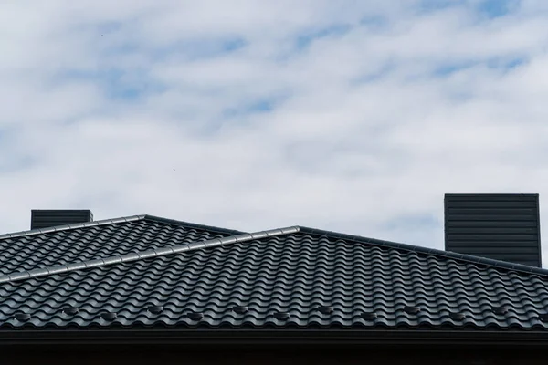 Nowoczesny Dach Domu Wykonany Profilu Metalowego Nowoczesny Dach Wykonany Metalu — Zdjęcie stockowe