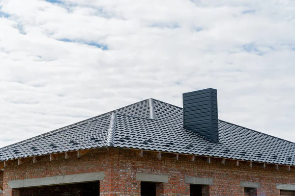 Nowy Dom Cegły Czarnym Dachem Budowa Domu Budowa Dachu — Zdjęcie stockowe
