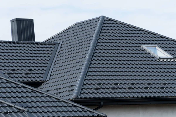 Dach Domu Świetlikiem Kominem Nowoczesne Rodzaje Pokryć Dachowych — Zdjęcie stockowe