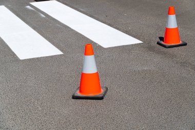 Trafik konileri yola çıktı. Yol çalışmaları.