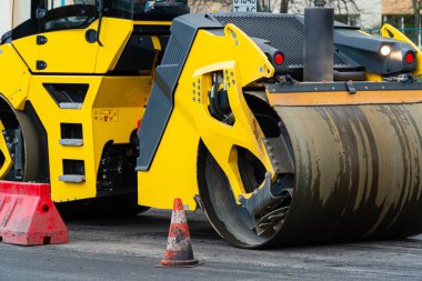 Yeni yol inşaatında çalışan yol silindirine yaklaş. Yol yapımı.