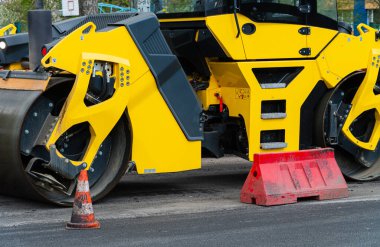 Titreşimli yol silindiri. Yol makinelerinin çalışmalarına yakın çekim.