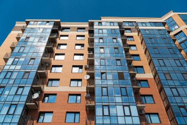 Güneşli bir günde, mavi gökyüzü olan modern apartmanlar..