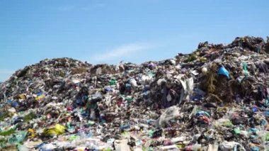 Açık hava çöplüğü. Çürümemiş enkaz ve plastik yığınları. 4k görüntü.