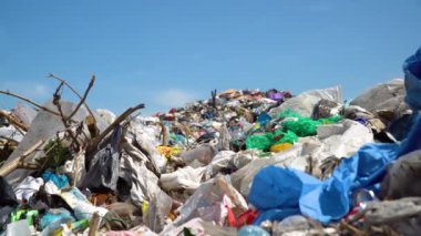 Plastik ve polietilen dolu çöp yığını. Çevre kirliliği kavramı. Yüksek kalite. 4k görüntü.