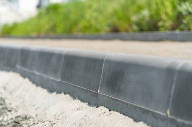 Yeni kaldırımlar kapanıyor. Yol çalışıyor. Yol kaldırımları ve kaldırımlar.