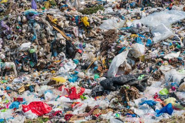 Çöp sahasında plastik hurda. Açık hava çöplüğü. Ekolojik hasar, kirlenmiş arazi. Ekoloji kavramı.