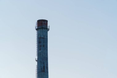 Büyük boru. Hava kirliliği konsepti, hava emisyonları. Metin için yer.