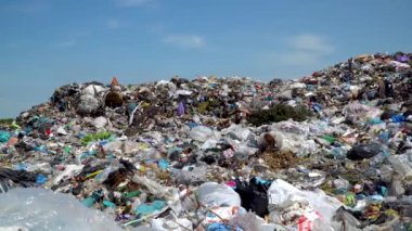 Çöp sahasında plastik hurda. Açık hava çöplüğü. Ekolojik hasar, kirlenmiş arazi. Ekoloji kavramı.