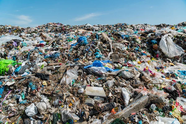 Uma Pilha Lixo Num Aterro Contra Céu Azul Sucata Plástico Fotos De Bancos De Imagens