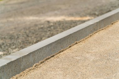 Yaya yollarının yapımı. Kaldırım kaldırımı. Döşeme döşemeleri. Sokak inşaatı.