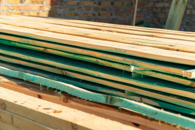 Tahta inşaat sahasına istiflenmiş. Tahta ev yapımında kullanılır. İnşaat için malzeme.