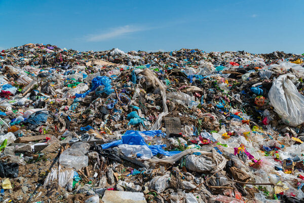 Большая свалка. Городская свалка. Много мусора лежит на свалке. Мусор экологическая катастрофа. Тема загрязнения окружающей среды.