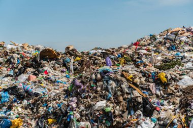 Şehir çöplüğünde plastik atık. Açık hava atık sahası.