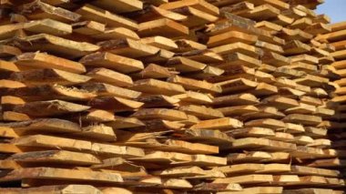 Tahta tahtalar, kereste deposunda parmaklıklar. Tahta üretimi. 4k görüntü.