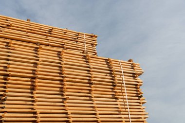 Kereste bir kereste fabrikasında yığılmış. Tahtaların kuruması.