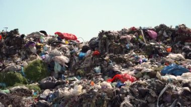 Çöplükte çöp var. Plastik çöp. Kirlilik konsepti. 4k video.
