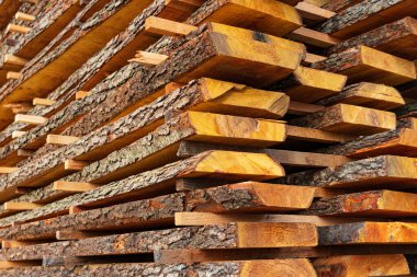 Tahta kereste yığını boş inşaat malzemesi. Bıçkıhanedeki kereste yığınına istiflenmiş testere kütükleri.