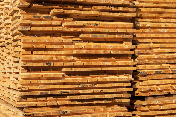 Деревянная древесина на лесопилке. Кучи деревянных досок на лесопилке. Промышленность.