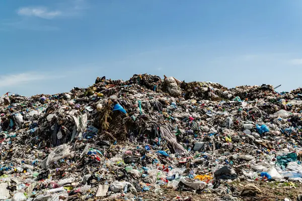 Ev atıklarının açık arazisi. Bir sürü plastik israfı. Çevre felaketi.