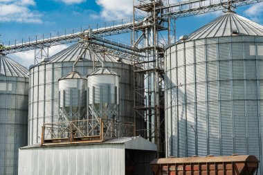 Buğday, mısır, soya deposu ve tahıl için asansör. Tahıl, buğday, mısır, soya. Tarım ürünlerinin demiryolu ile yüklenmesi ve taşınması. Tarım sektörü.