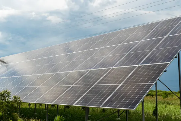 Fotovoltaik güneş panelleri. Alternatif enerji kavramı.